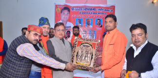 Shree Bajrang Sena Chief Hitesh Vishwakarma took out a public relations march before the elections in Uttar Pradesh Shree Bajrang Sena Chief Hitesh Vishwakarma took out a public relations march before the elections in Uttar Pradesh